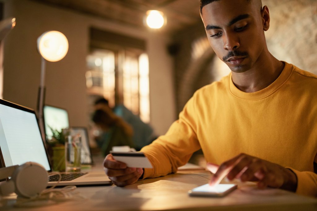 Como aplicar o conceito digital first na cobrança homem pagando pelo celular