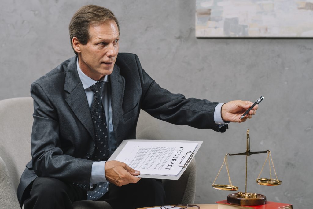Quando a recuperação judicial é indicada para as empresas foto de um advogado propondo documento para assinar
