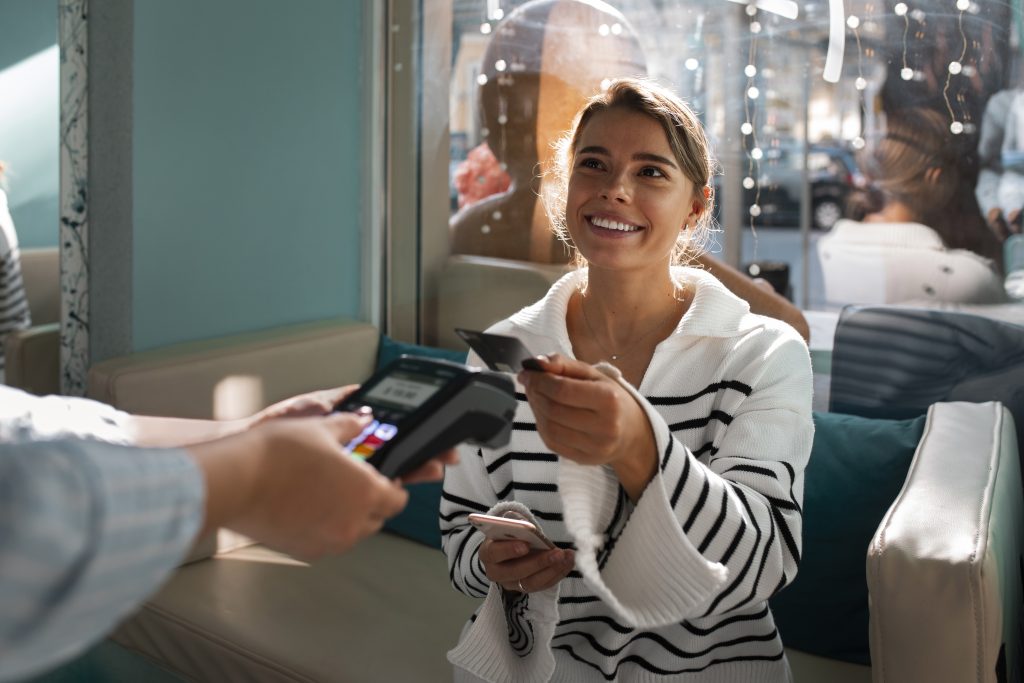 Fidelização de clientes: por que clientes recorrentes compram mais imagem de uma melhor feliz realizando uma compra
