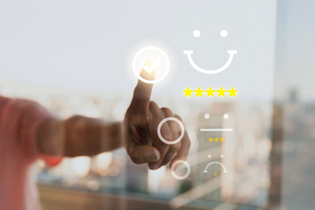 Pessoa tocando em uma interface virtual com ícones de avaliação e cinco estrelas, representando a satisfação do cliente com um atendimento ágil e eficiente 24/7