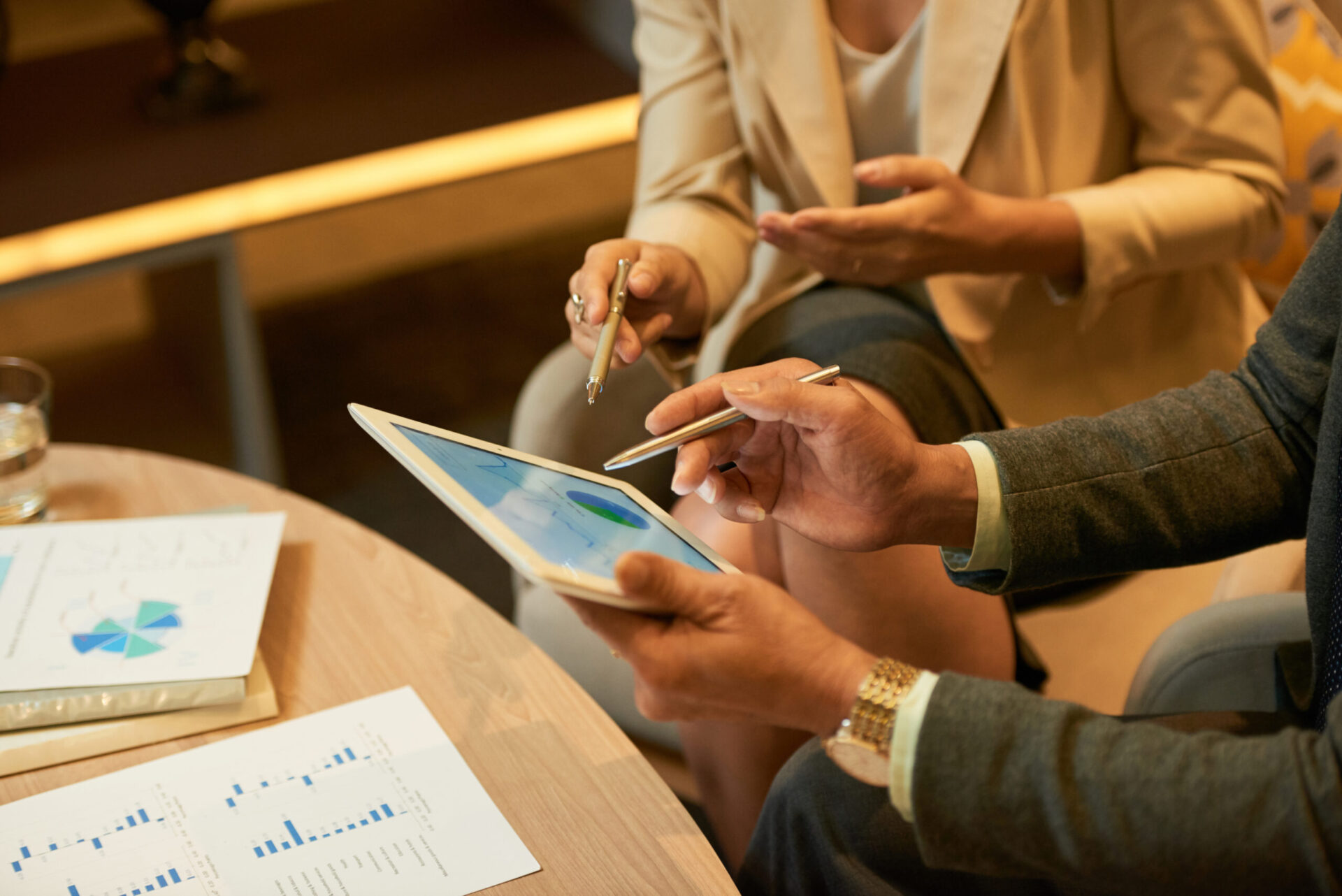 Equipe discute o futuro do relacionamento financeiro B2B