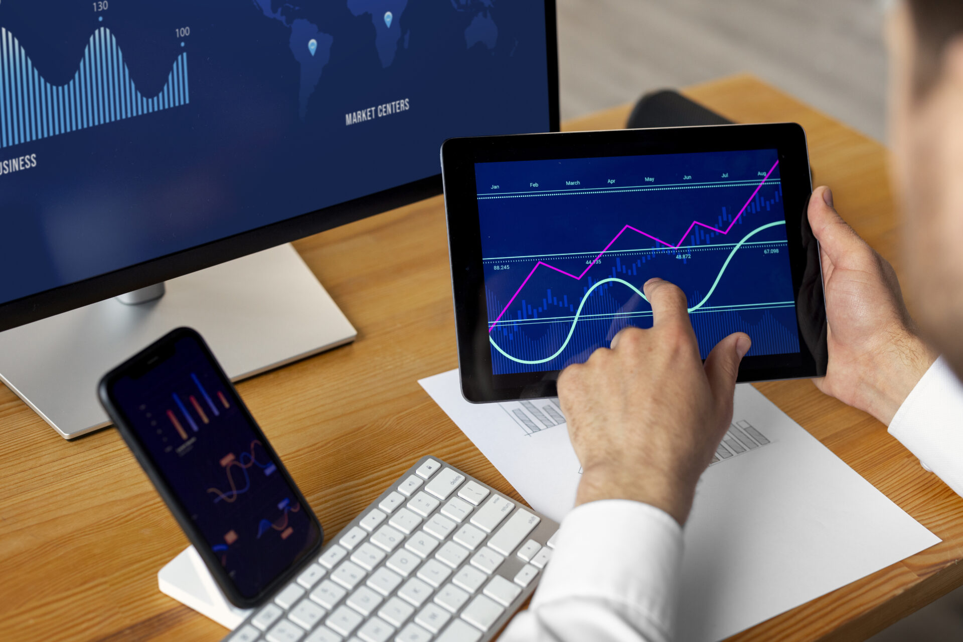 pessoa-olhando-para-graficos-de-financas
