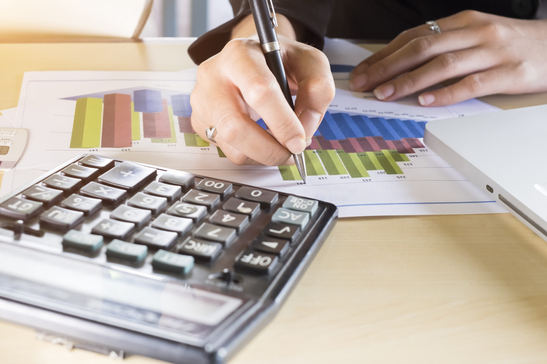 Hand of businesswoman point the goal chart
